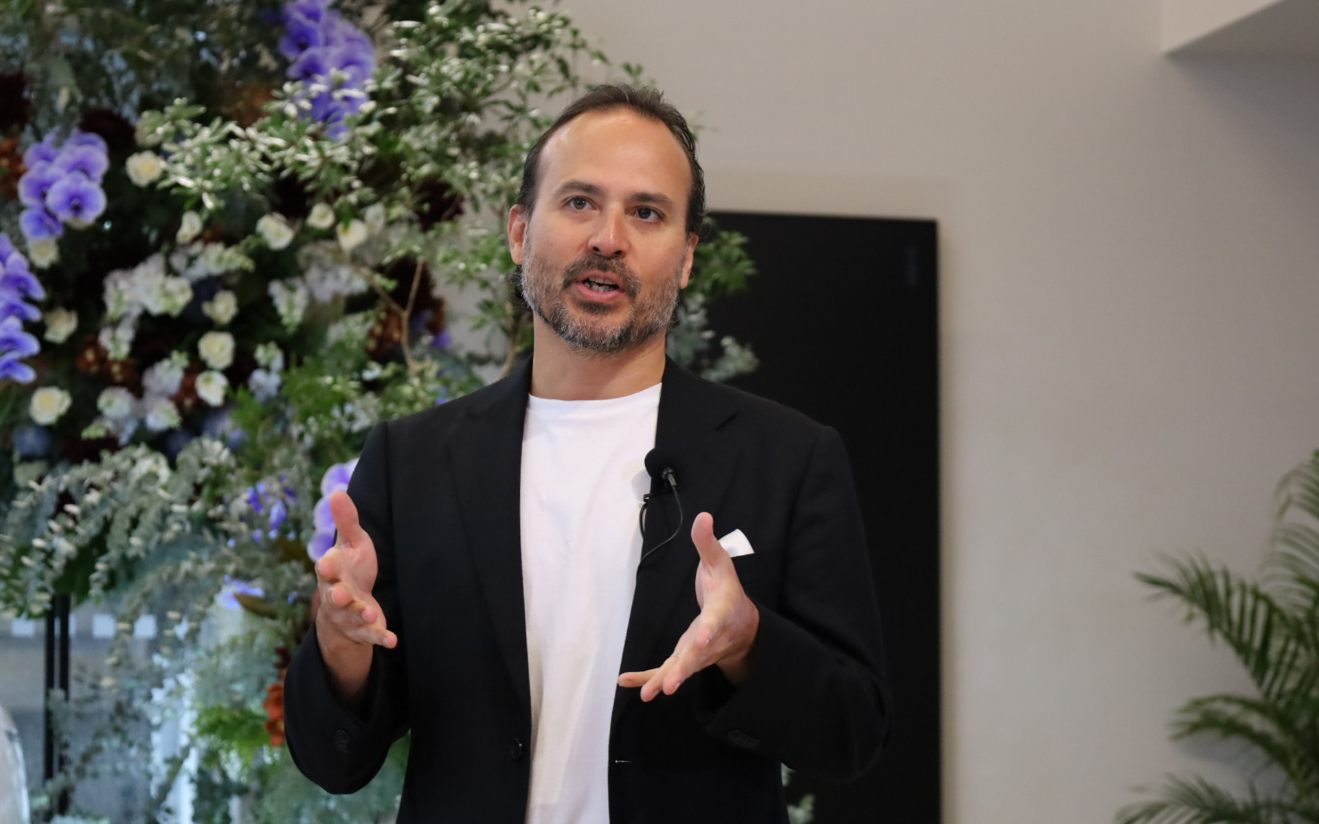 ジャガー・ランドローバー・ジャパン株式会社 代表取締役社長 マグナス・ハンソン氏が内覧会に登壇してグランドオープンへの祝辞を述べた