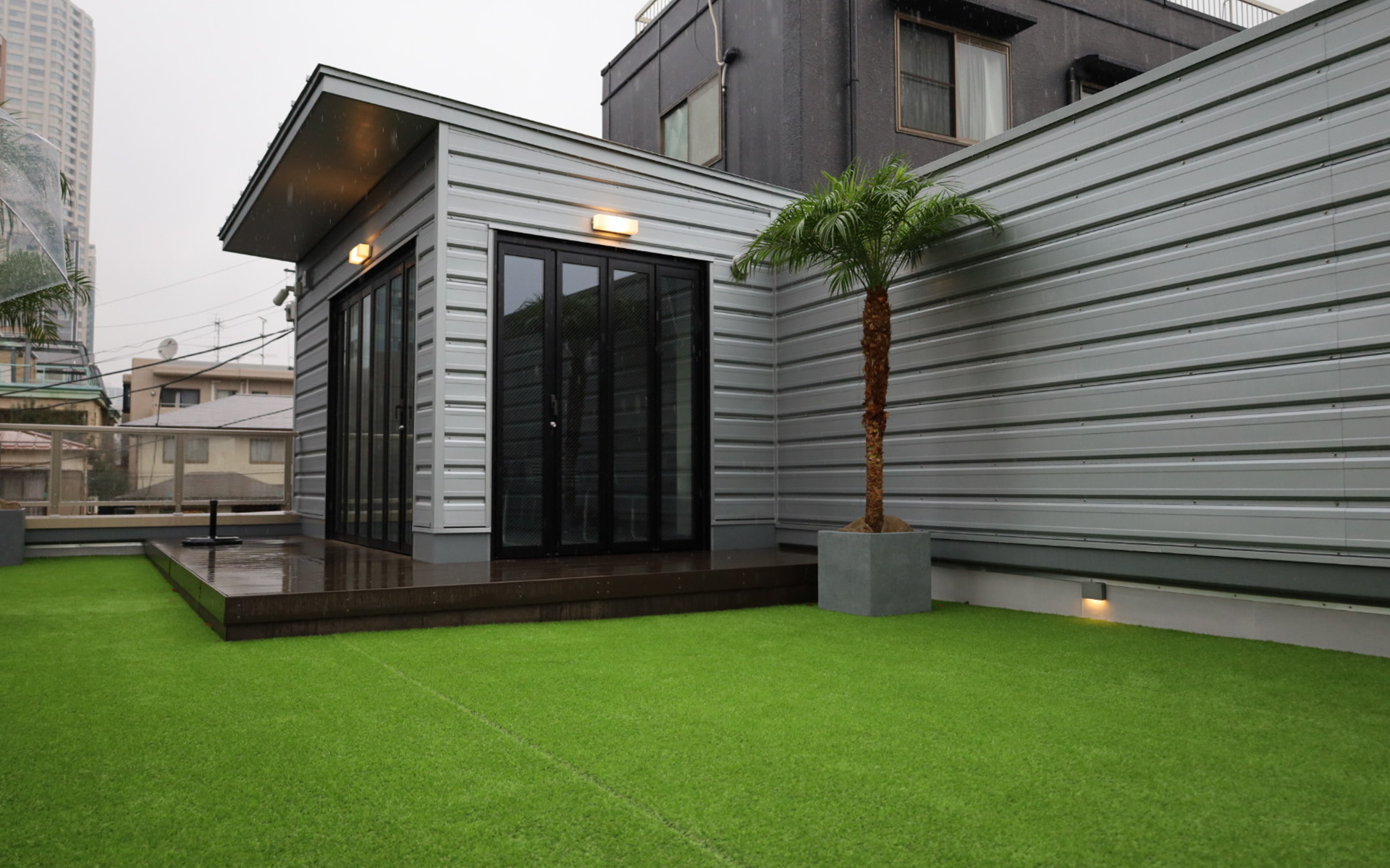 屋上にミーティングスペースが用意されるガレージハウス