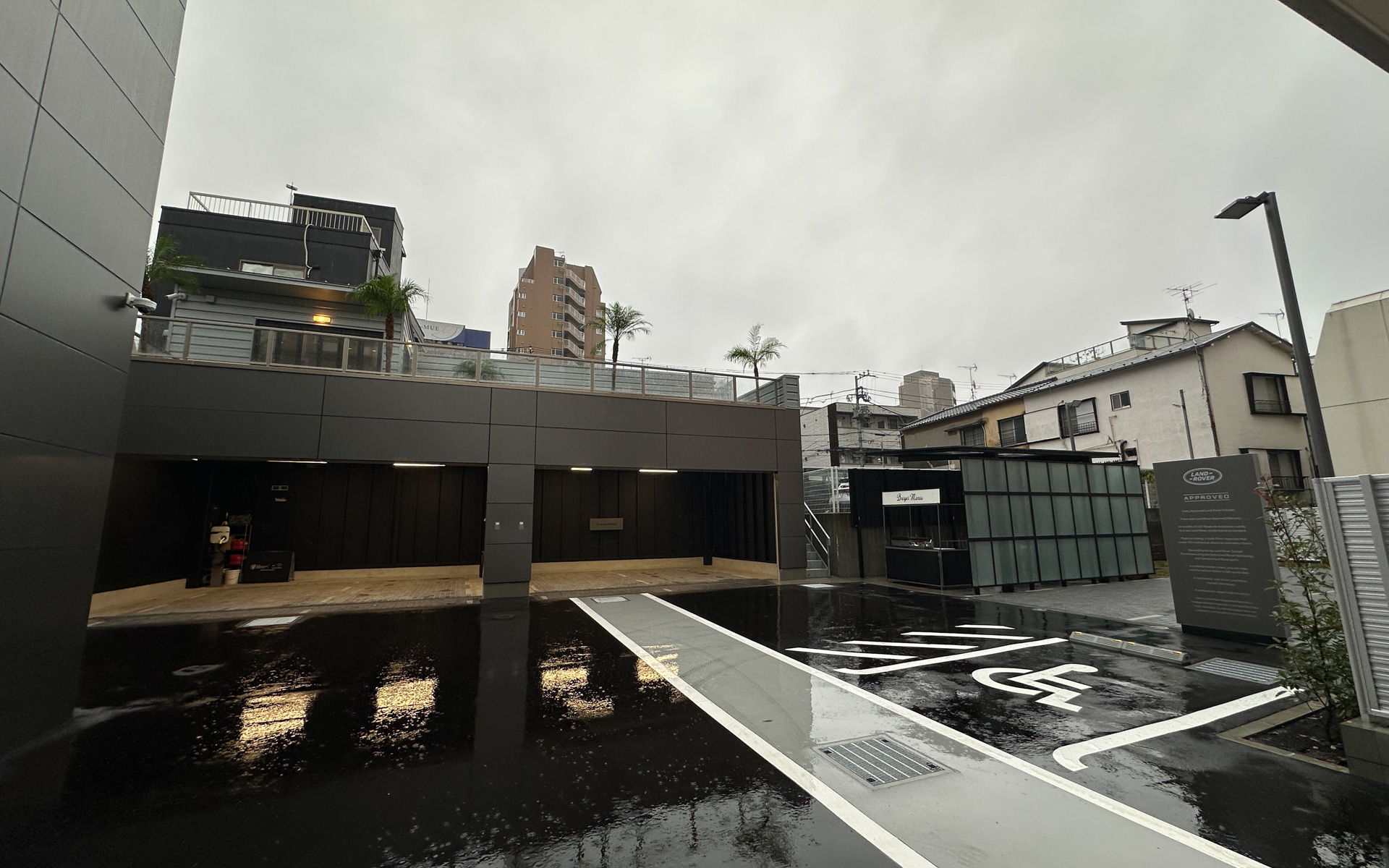 顧客の車両を保管する屋根付き駐車場として機能するガレージハウス