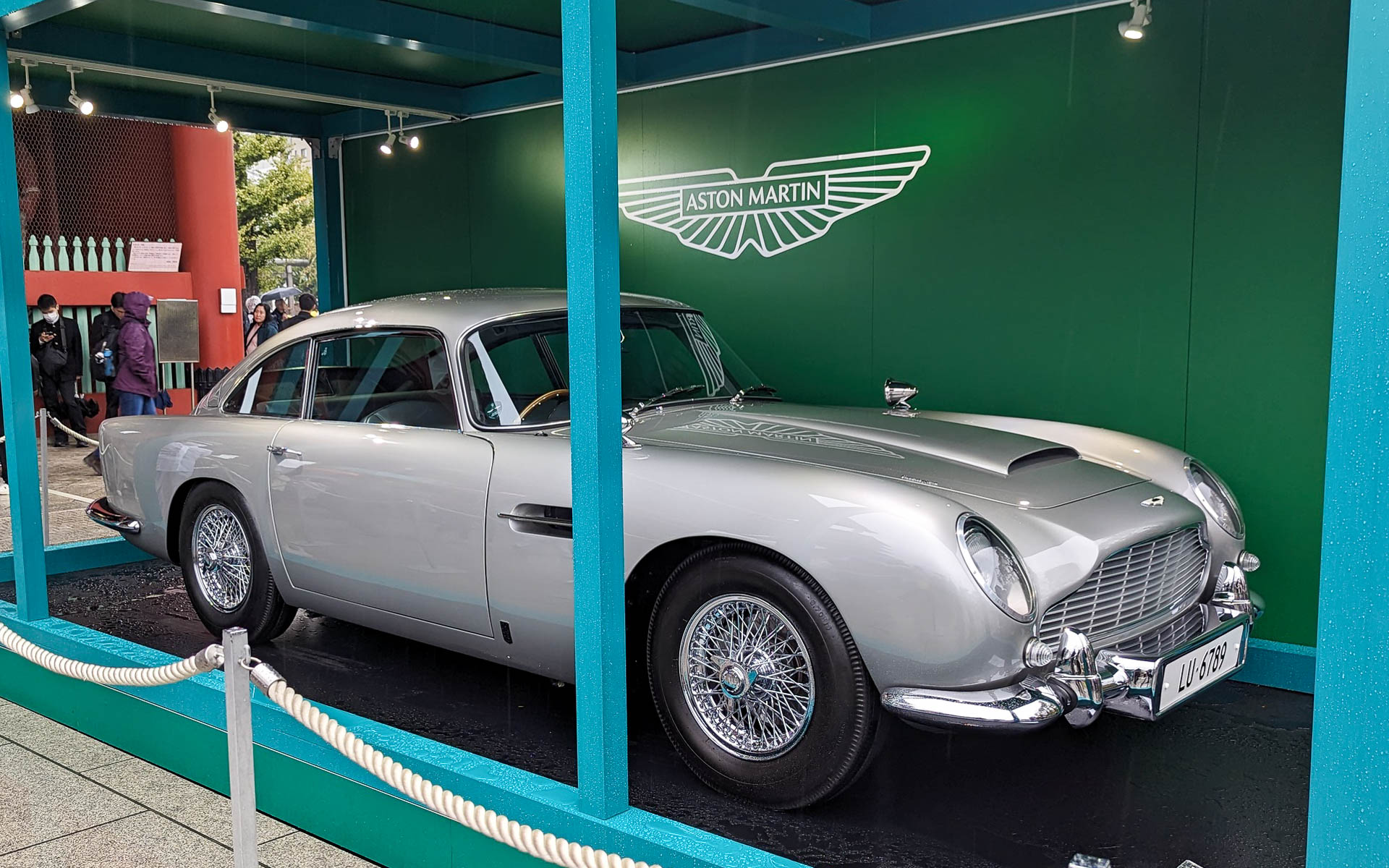 宝蔵門の前には2023年Formula One レプリカ（上）、DB5ゴールドフィンガー・コンティニュエーション（下）を展示