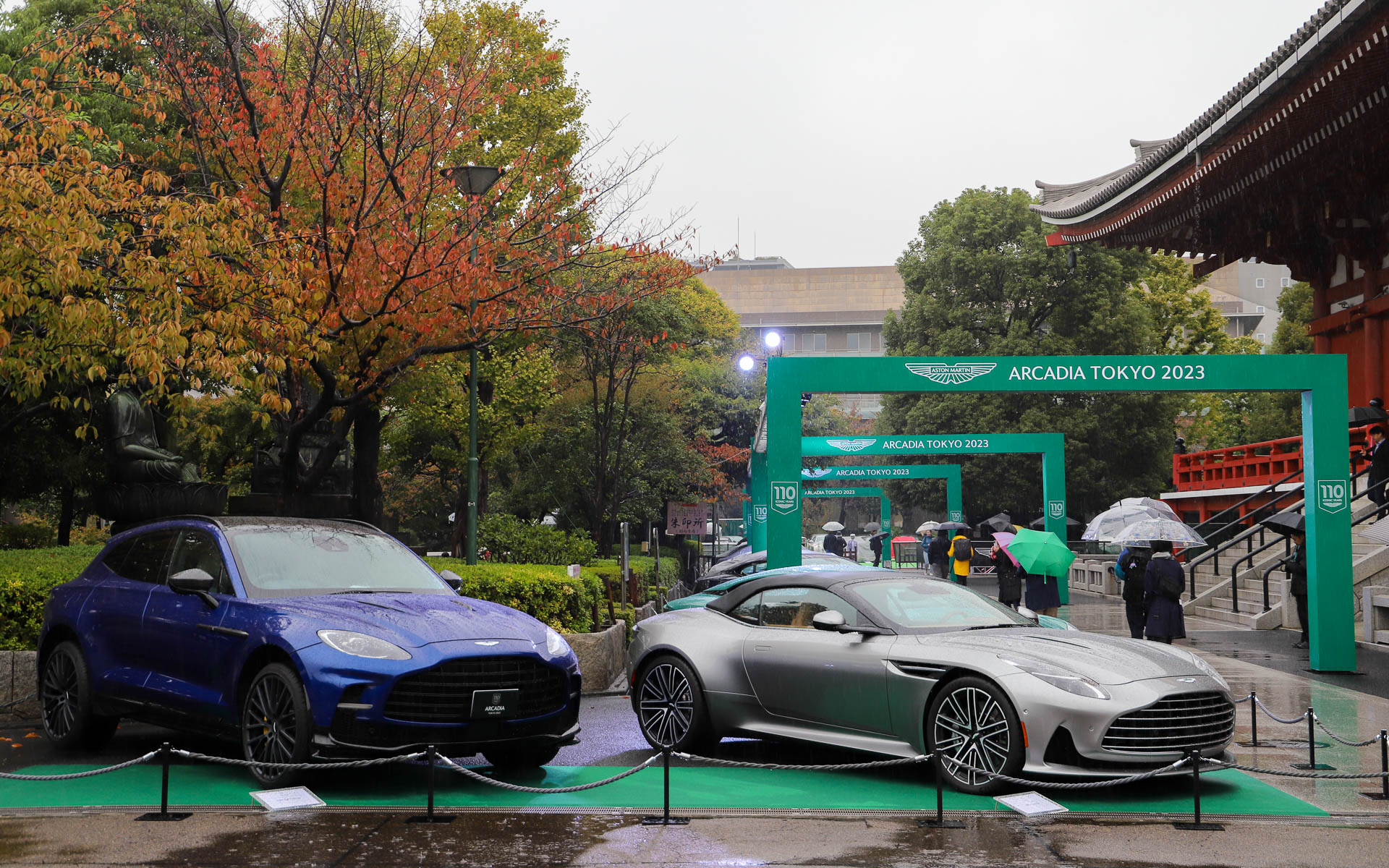 本堂を正面に見て左手の通路から、本堂の裏手の広場にかけてアストンマーティン車110台を展示