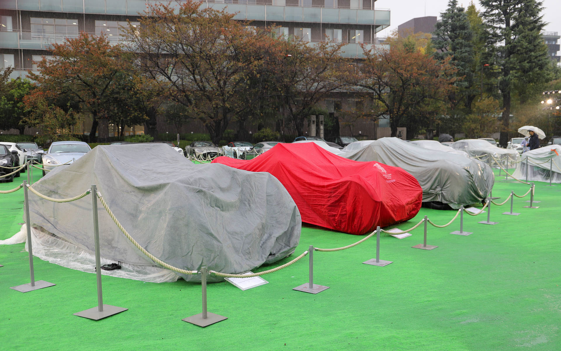 メディアプレビュー時は大雨だったため、ほとんどの車両に雨よけのカバーがかけられていた