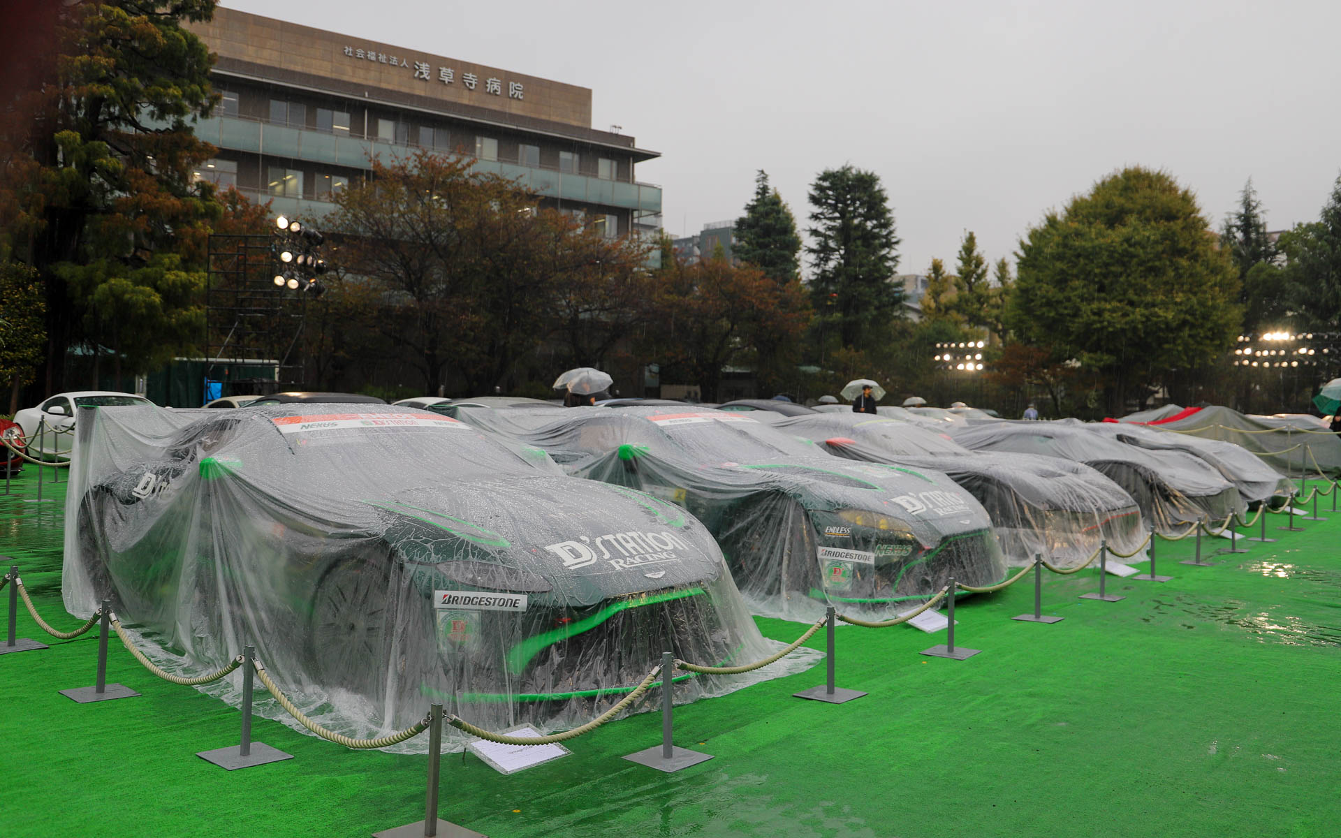 メディアプレビュー時は大雨だったため、ほとんどの車両に雨よけのカバーがかけられていた