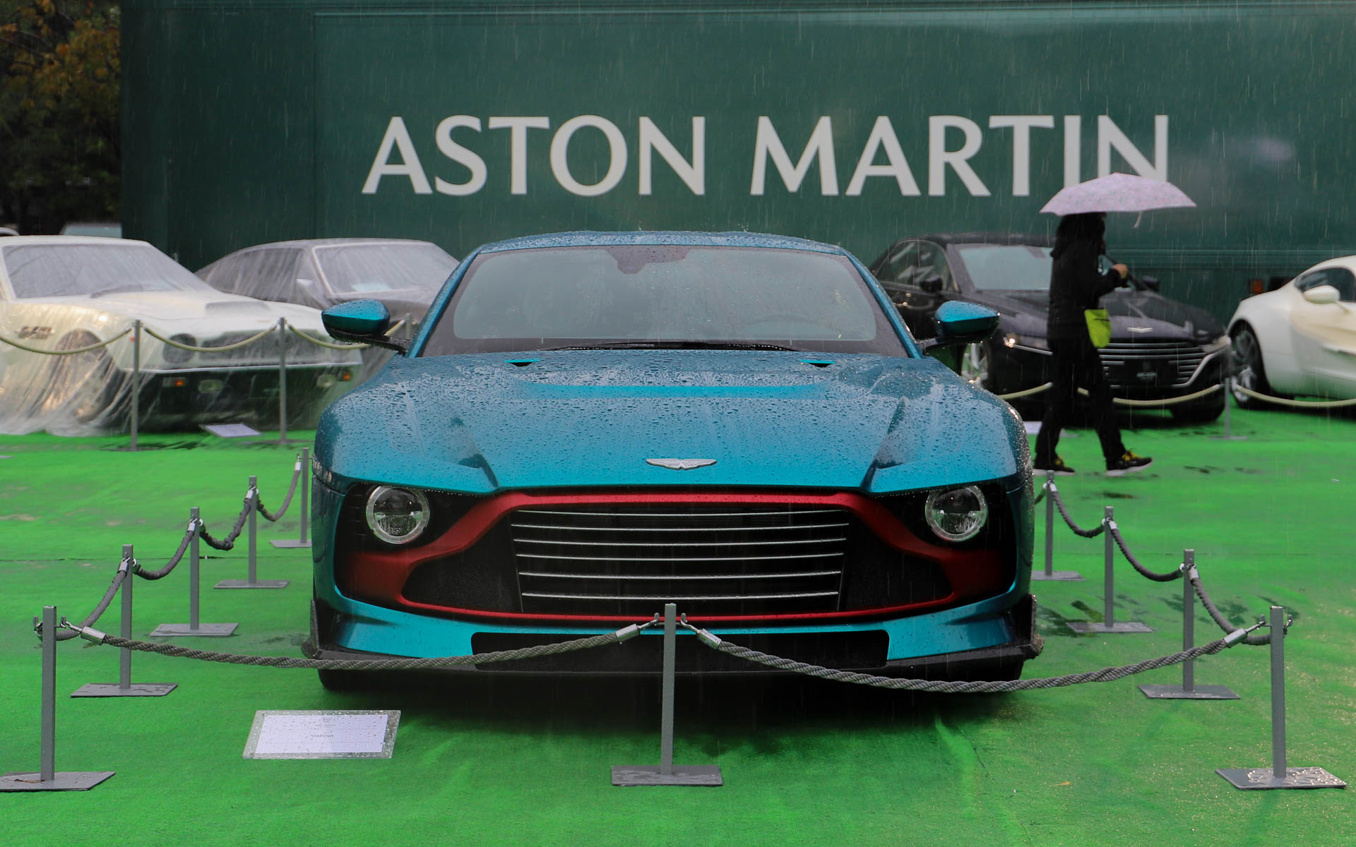 日本初公開となるアストンマーティン110周年を記念したスペシャルモデル「Valour（ヴァラー）」。V型12気筒5.2リッターツインターボエンジンと専用設計の6速MTを搭載し、内燃エンジン時代の最後を飾る