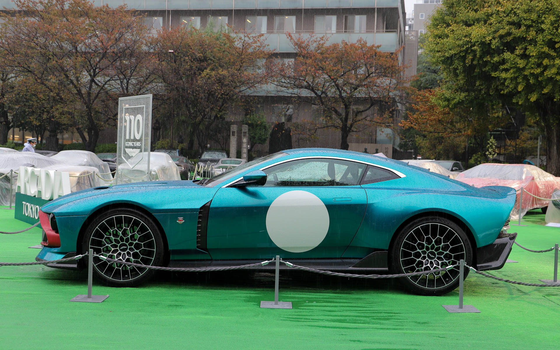 日本初公開となるアストンマーティン110周年を記念したスペシャルモデル「Valour（ヴァラー）」。V型12気筒5.2リッターツインターボエンジンと専用設計の6速MTを搭載し、内燃エンジン時代の最後を飾る