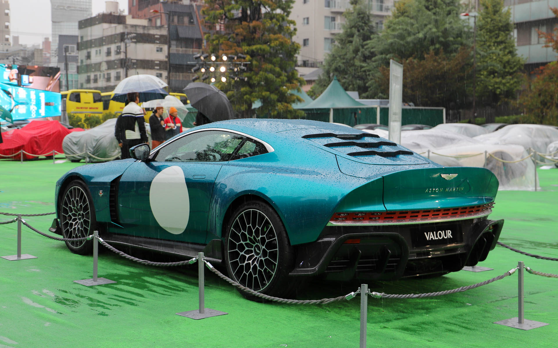 日本初公開となるアストンマーティン110周年を記念したスペシャルモデル「Valour（ヴァラー）」。V型12気筒5.2リッターツインターボエンジンと専用設計の6速MTを搭載し、内燃エンジン時代の最後を飾る