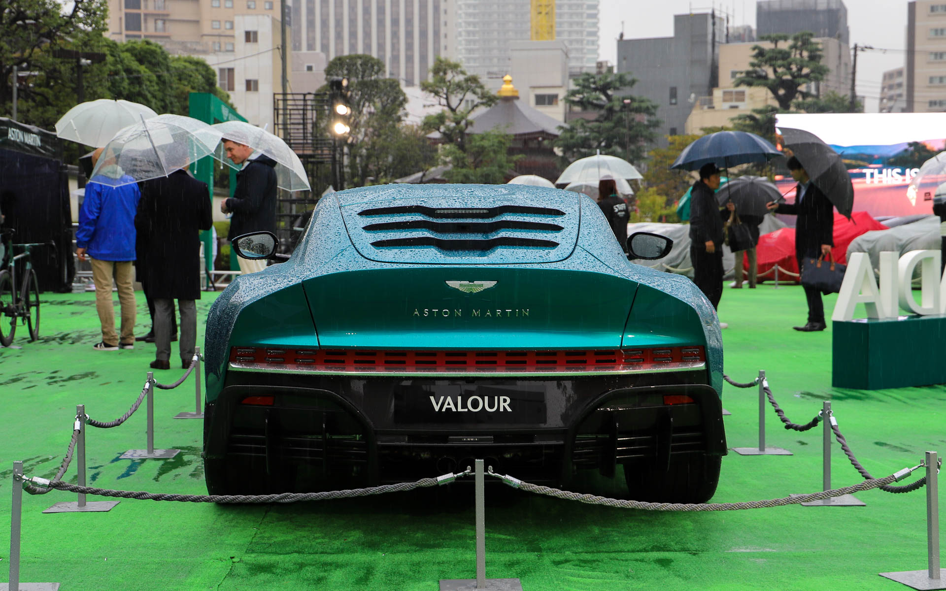 日本初公開となるアストンマーティン110周年を記念したスペシャルモデル「Valour（ヴァラー）」。V型12気筒5.2リッターツインターボエンジンと専用設計の6速MTを搭載し、内燃エンジン時代の最後を飾る