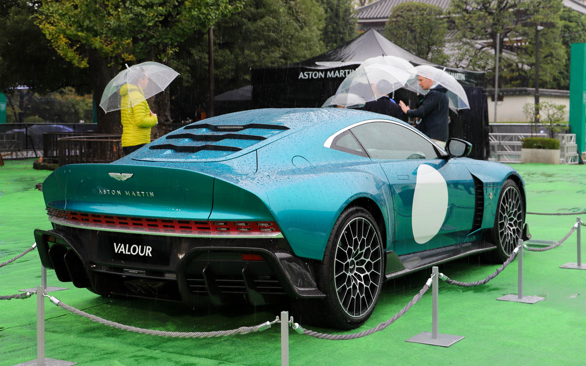 日本初公開となるアストンマーティン110周年を記念したスペシャルモデル「Valour（ヴァラー）」。V型12気筒5.2リッターツインターボエンジンと専用設計の6速MTを搭載し、内燃エンジン時代の最後を飾る