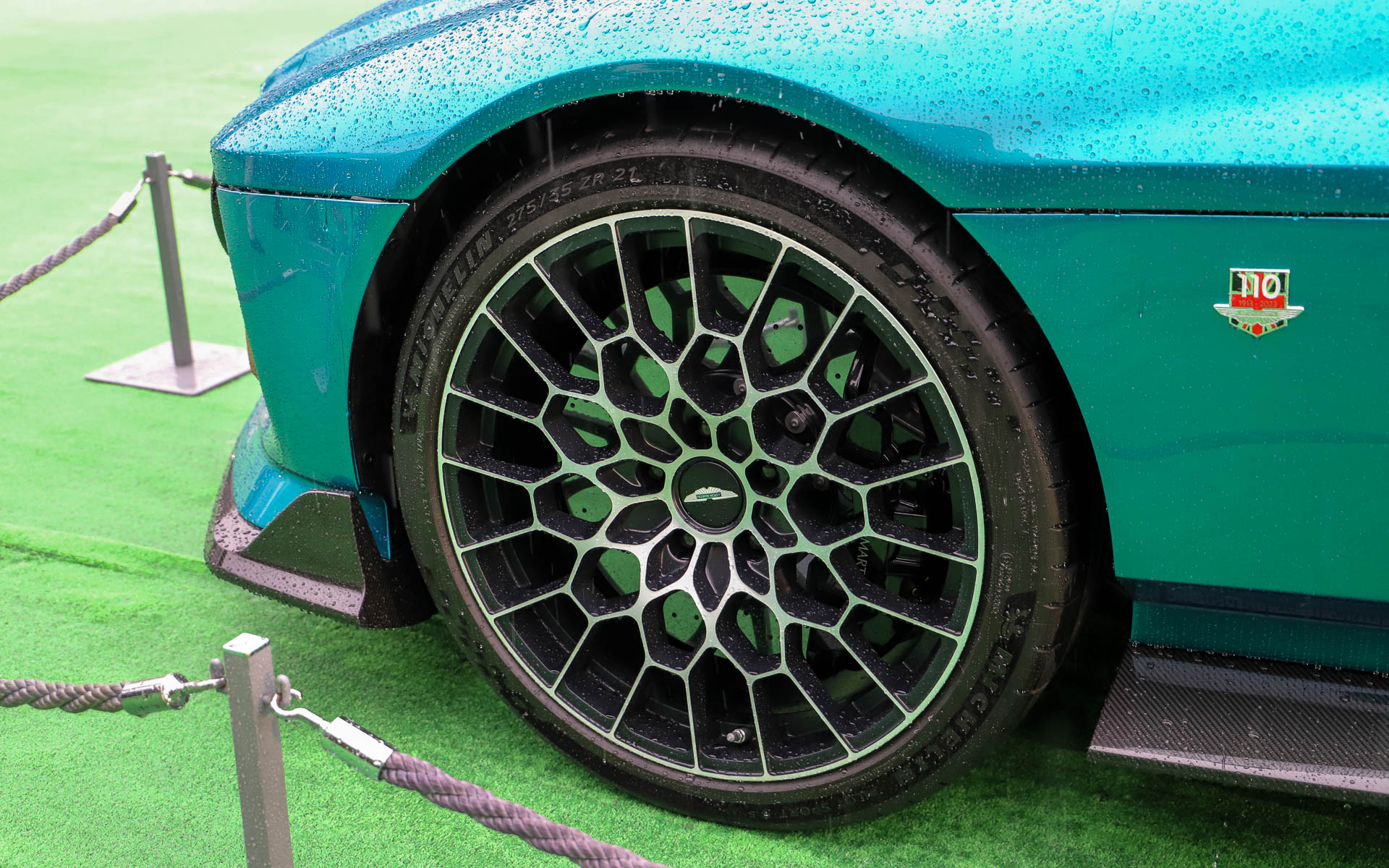 日本初公開となるアストンマーティン110周年を記念したスペシャルモデル「Valour（ヴァラー）」。V型12気筒5.2リッターツインターボエンジンと専用設計の6速MTを搭載し、内燃エンジン時代の最後を飾る