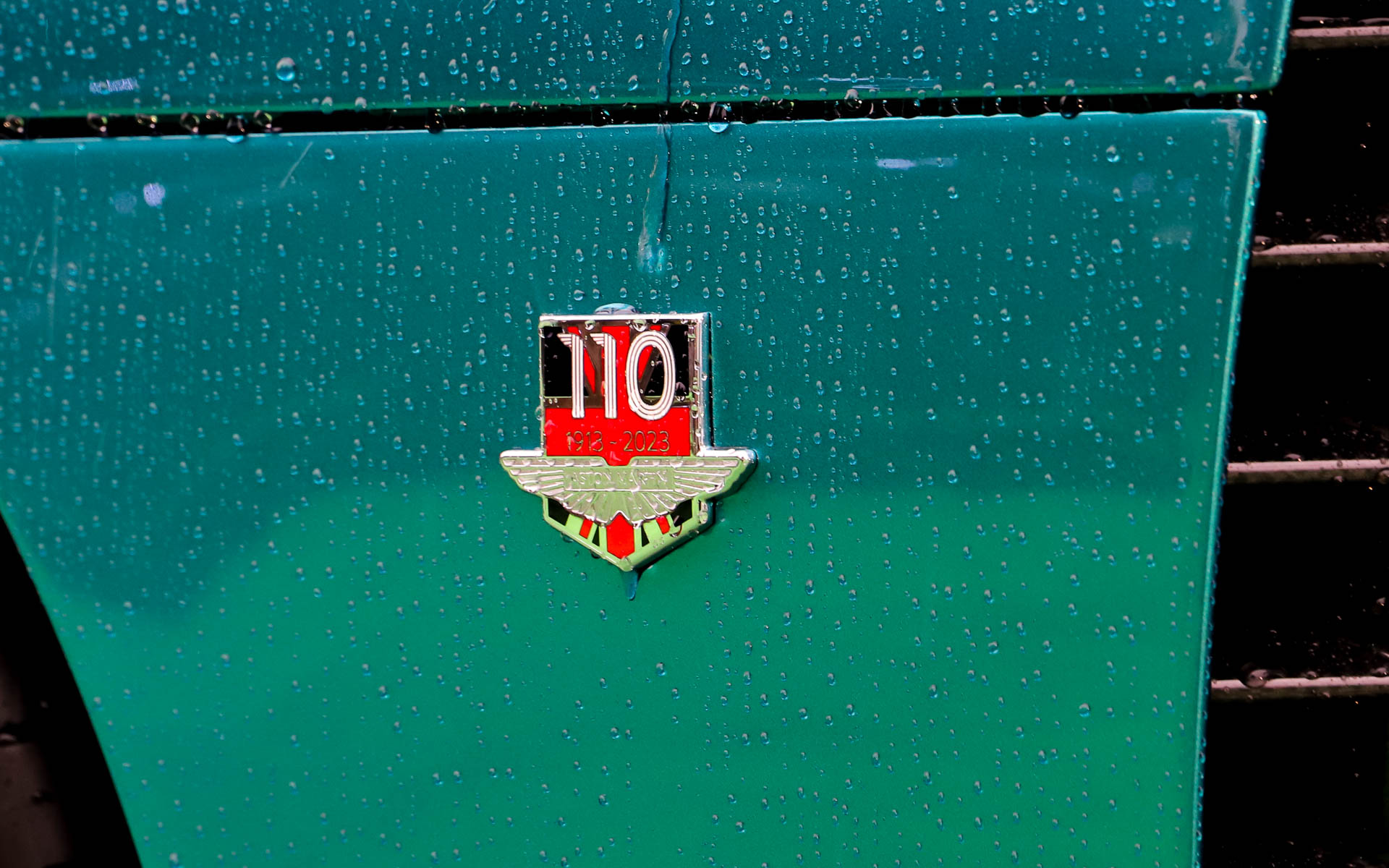 日本初公開となるアストンマーティン110周年を記念したスペシャルモデル「Valour（ヴァラー）」。V型12気筒5.2リッターツインターボエンジンと専用設計の6速MTを搭載し、内燃エンジン時代の最後を飾る