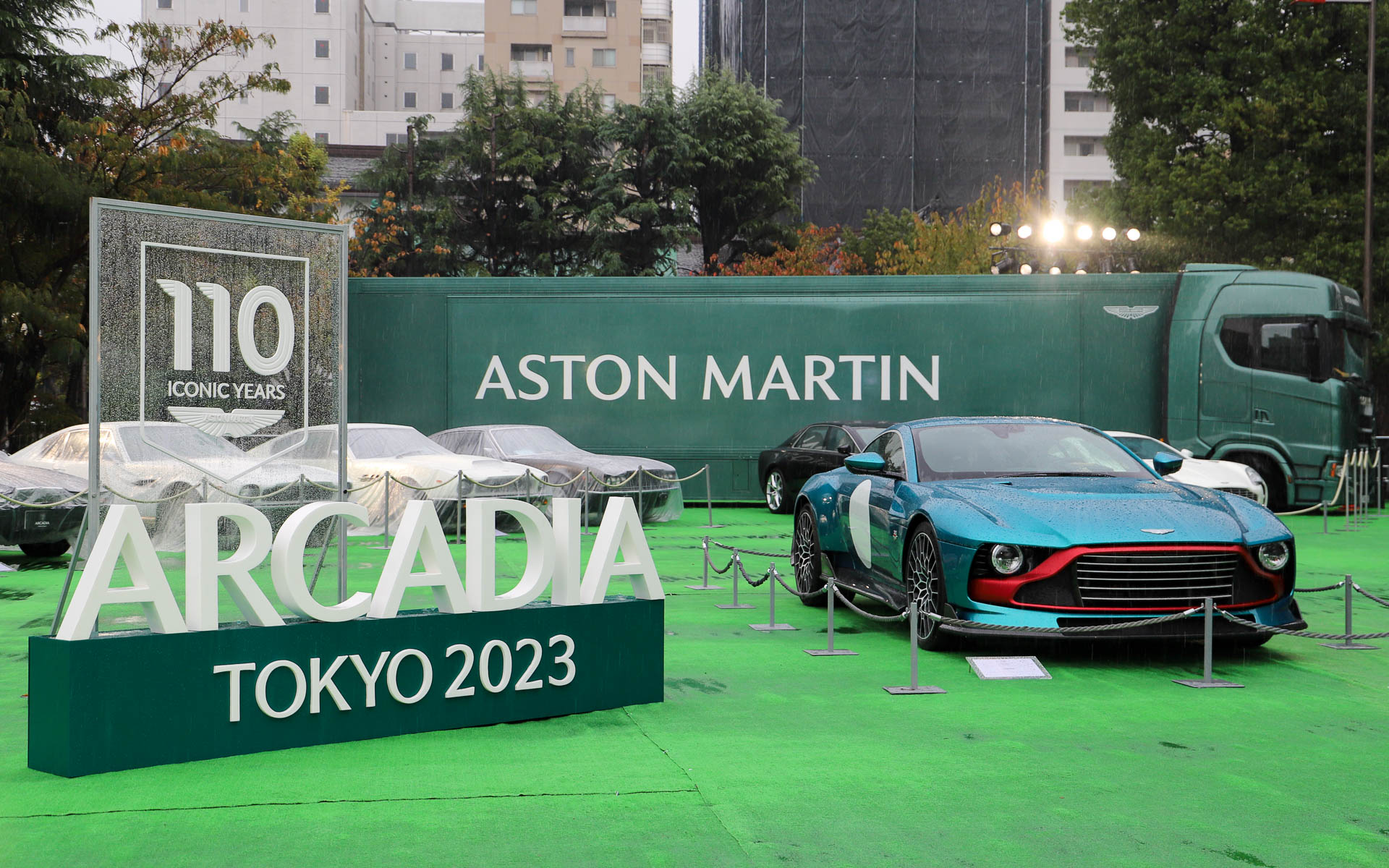 日本初公開となるアストンマーティン110周年を記念したスペシャルモデル「Valour（ヴァラー）」。V型12気筒5.2リッターツインターボエンジンと専用設計の6速MTを搭載し、内燃エンジン時代の最後を飾る