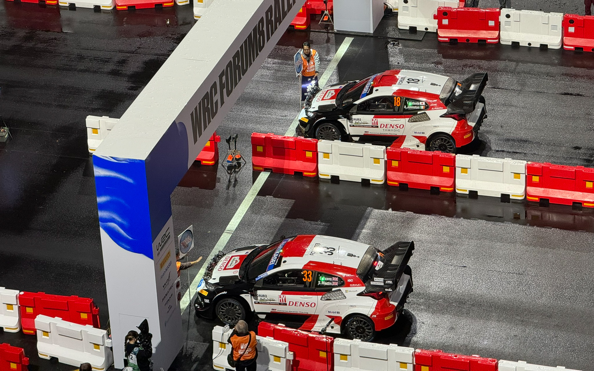 2日目のSS8ではトヨタ同士の対決が実現した。手前が33号車 エルフィン・エバンス/スコット・マーティン、奥が18号車 勝田貴元/アーロン・ジョンストン