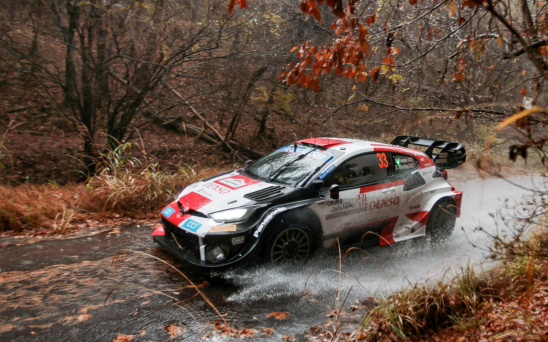 DAY2で首位に立った33号車 エルフィン・エバンス/スコット・マーティン（トヨタ GRヤリス ラリー1ハイブリッド）