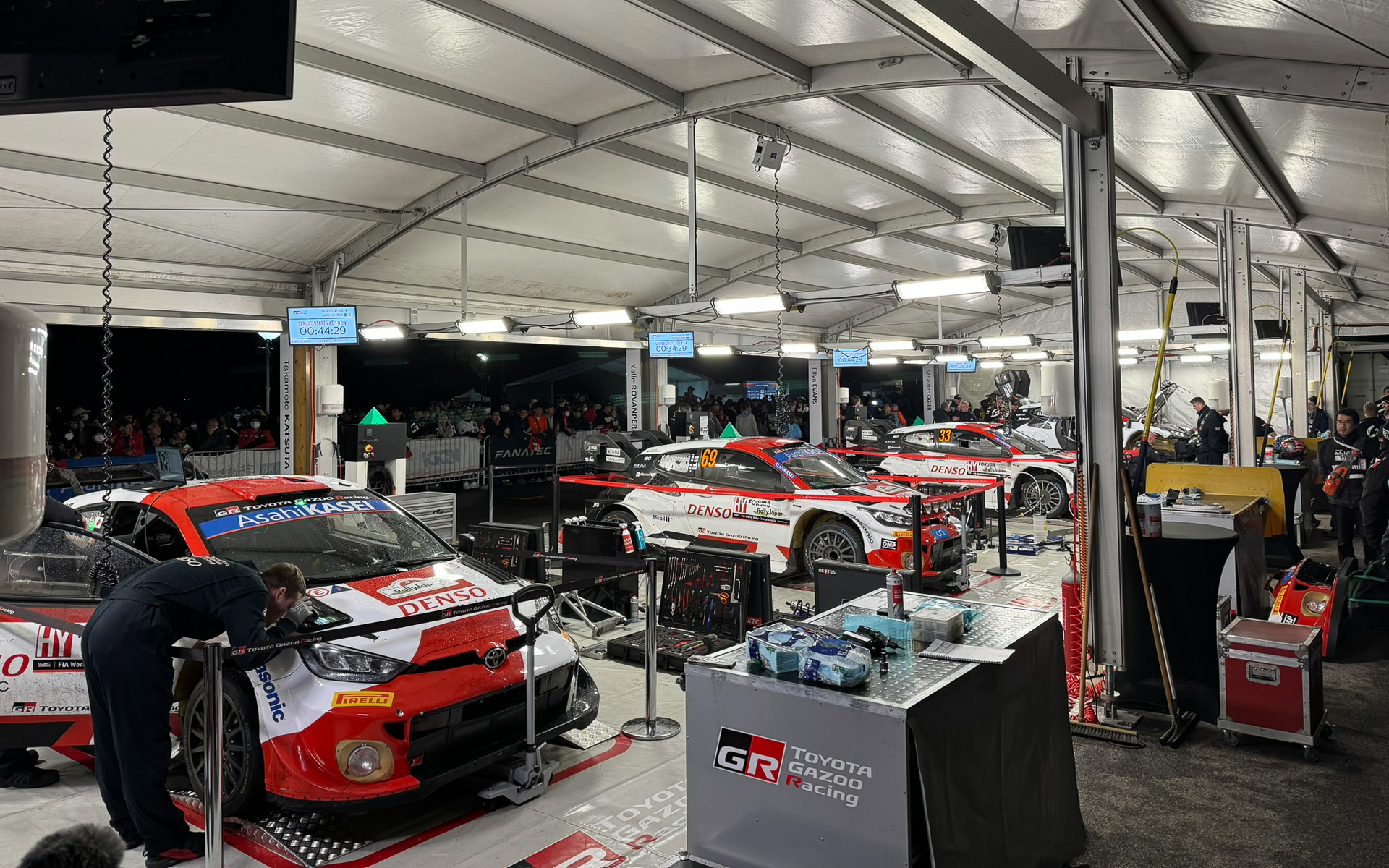 SS8に向け整備の進むTGR-WRTのピット