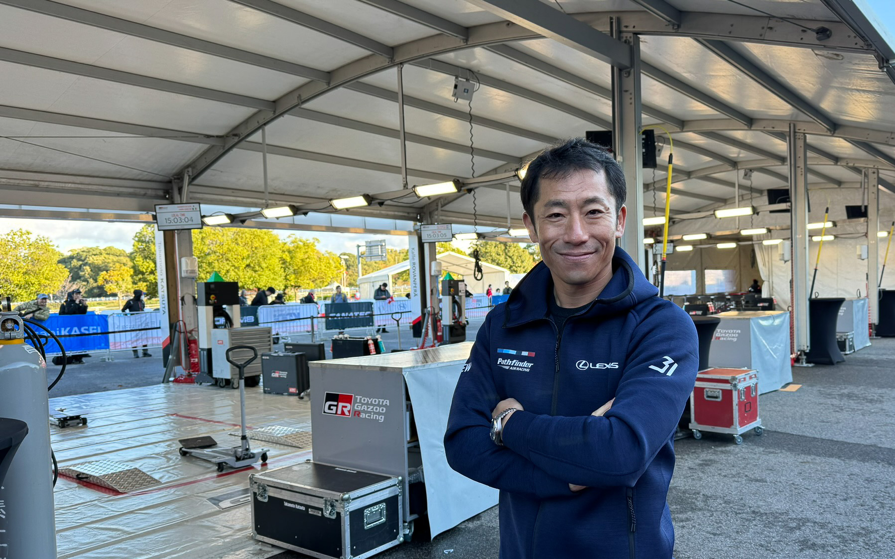 LEXUS PATHFINDER AIR RACINGに所属する室屋義秀選手が、WRCラリージャパンを訪問