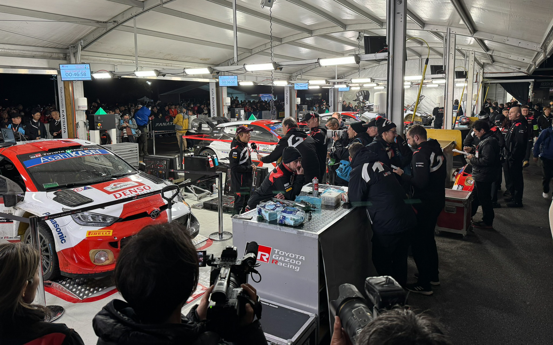 TOYOTA GAZOO Racingのピットを訪れていた。そのピットで使われていたデバイスに興味もあったようだ