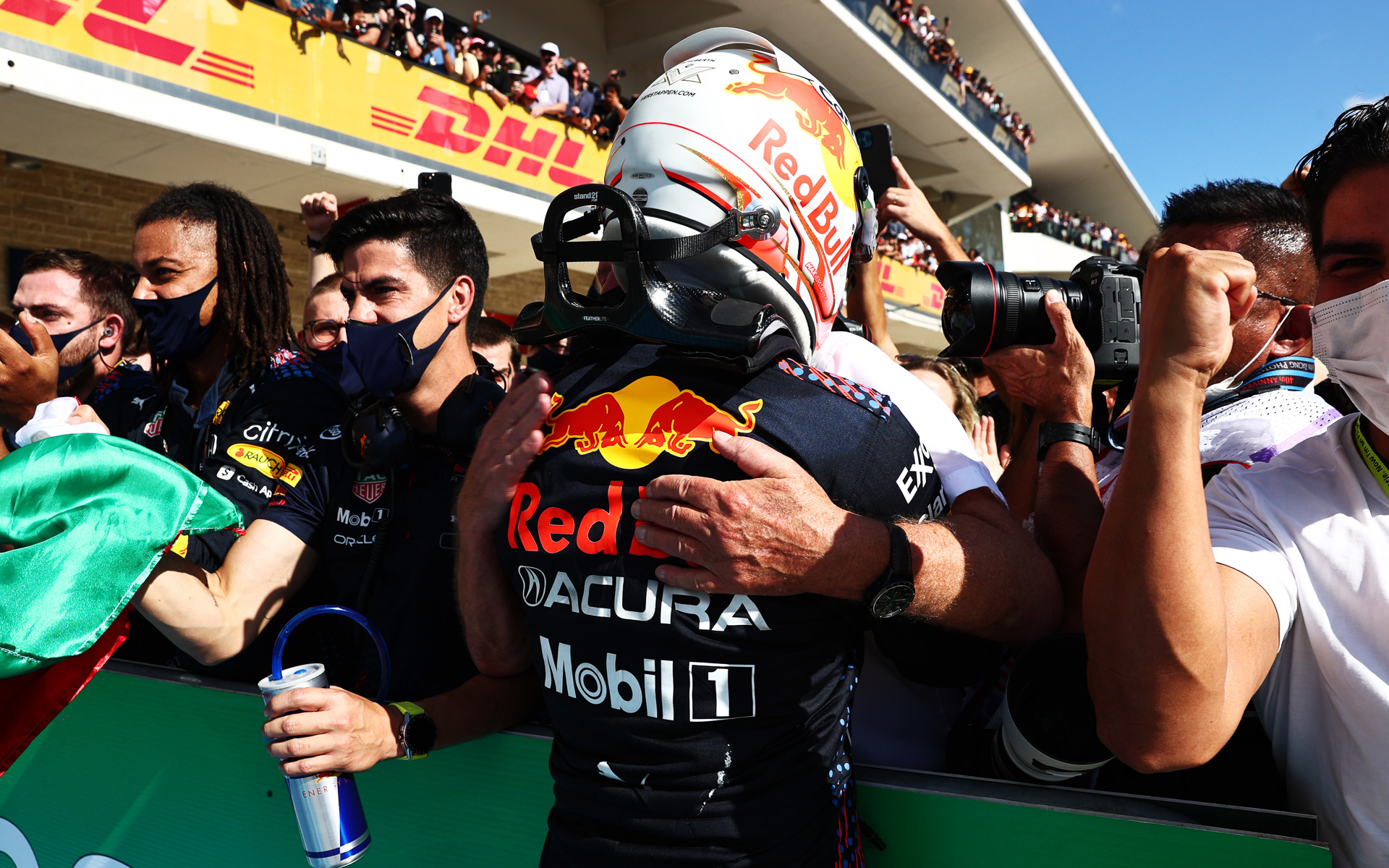 2021年のアメリカGPのレース後のパルクフェルメ。表彰台を獲得したペレス選手用に関係者がメキシコの国旗を用意していた　（C）Getty Images / Red Bull Content Pool.