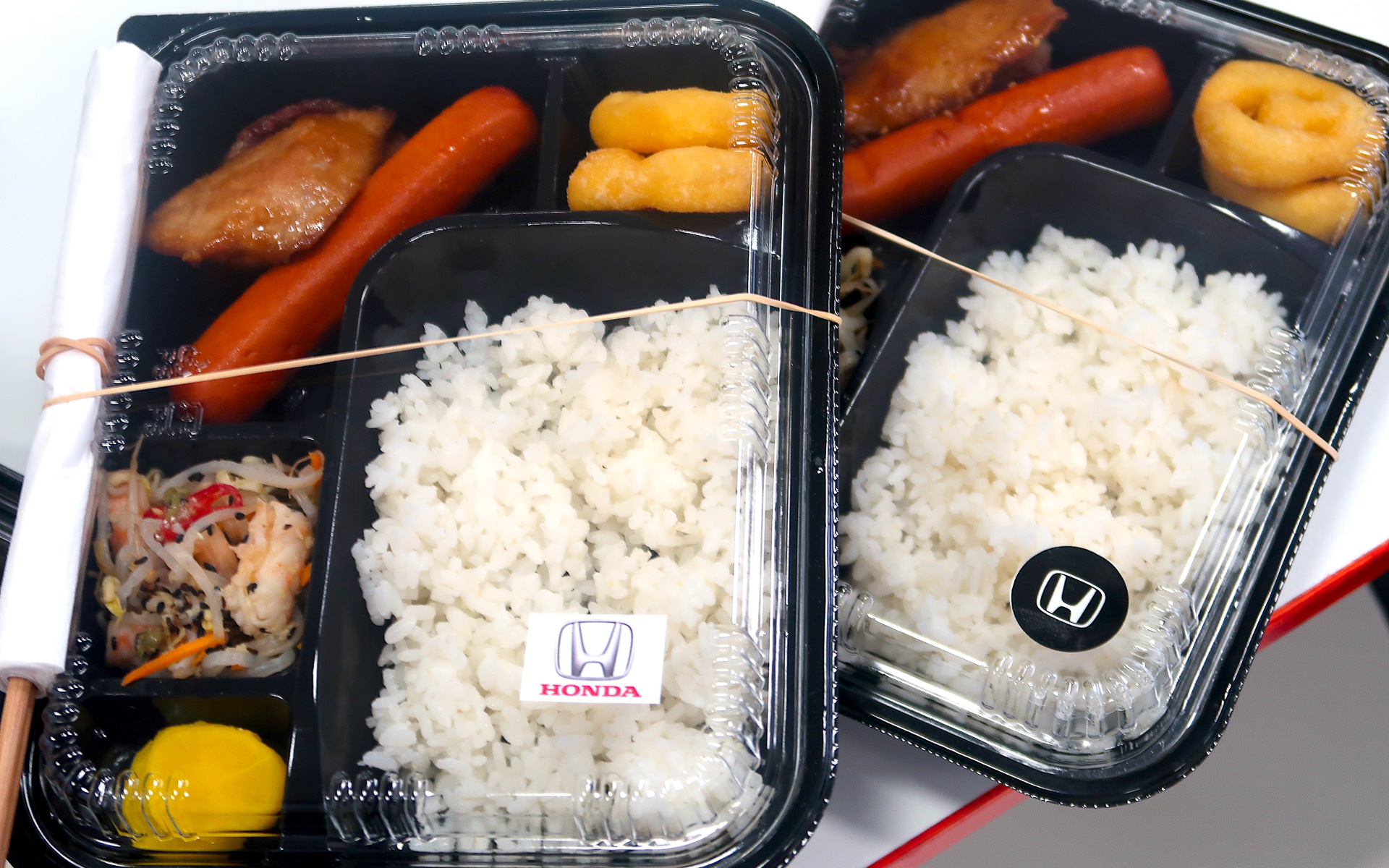 お弁当箱のフタにはホンダのロゴが入っている