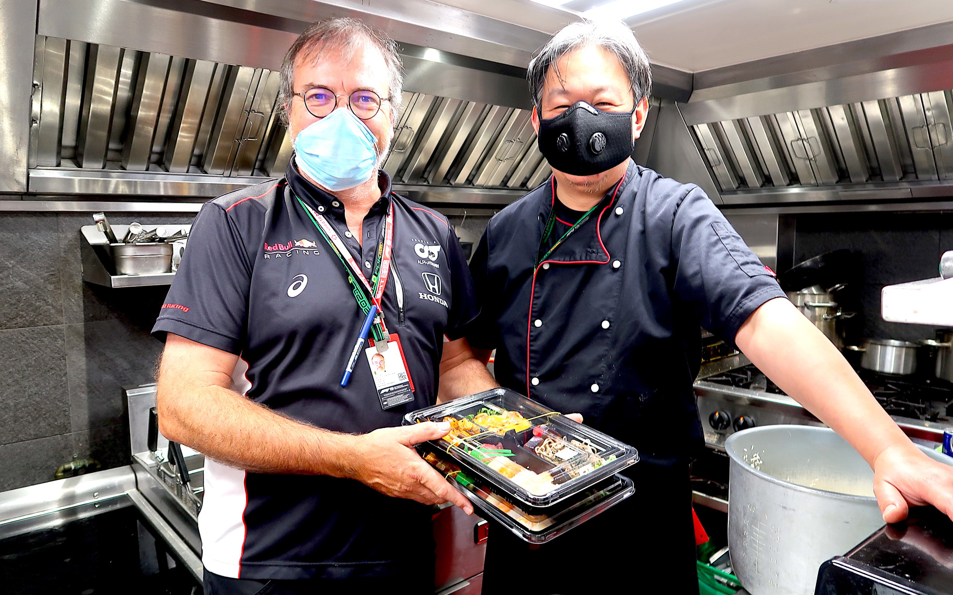 朝食を準備するフリーマン氏（左）と日本人スタッフ（右）