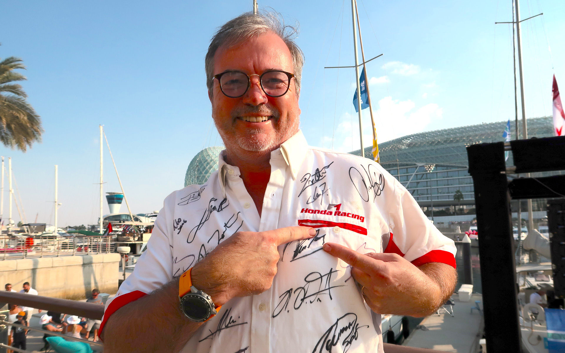 ホンダ・ドライバー全員のサインが入ったホンダF1活動第3期時代のユニホームを着ていたフリーマン氏