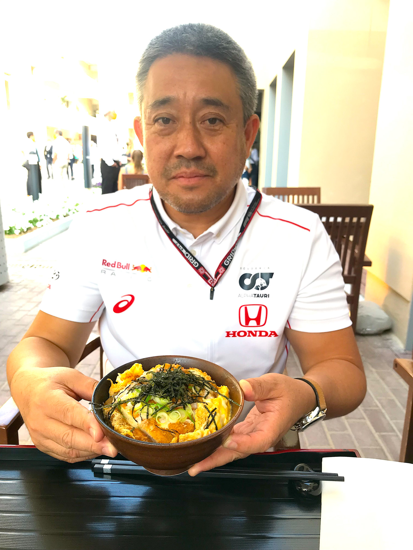 2021年当時マネージングディレクターだった山本雅史さんと一緒にカツ丼を食べた