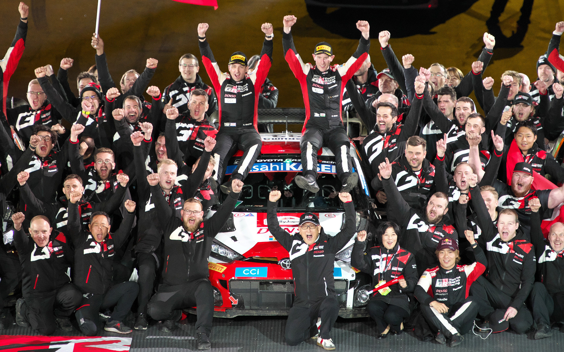 チームの1-2-3フィニッシュをともによろこぶ勝田選手