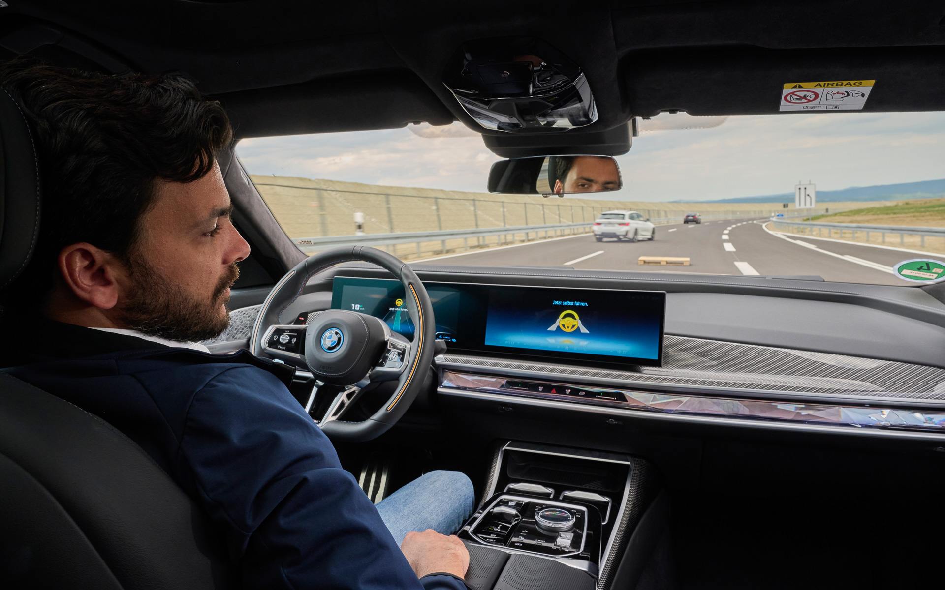 ディスプレイやステアリングの光り、警告音で運転への復帰が必要だと知らせる