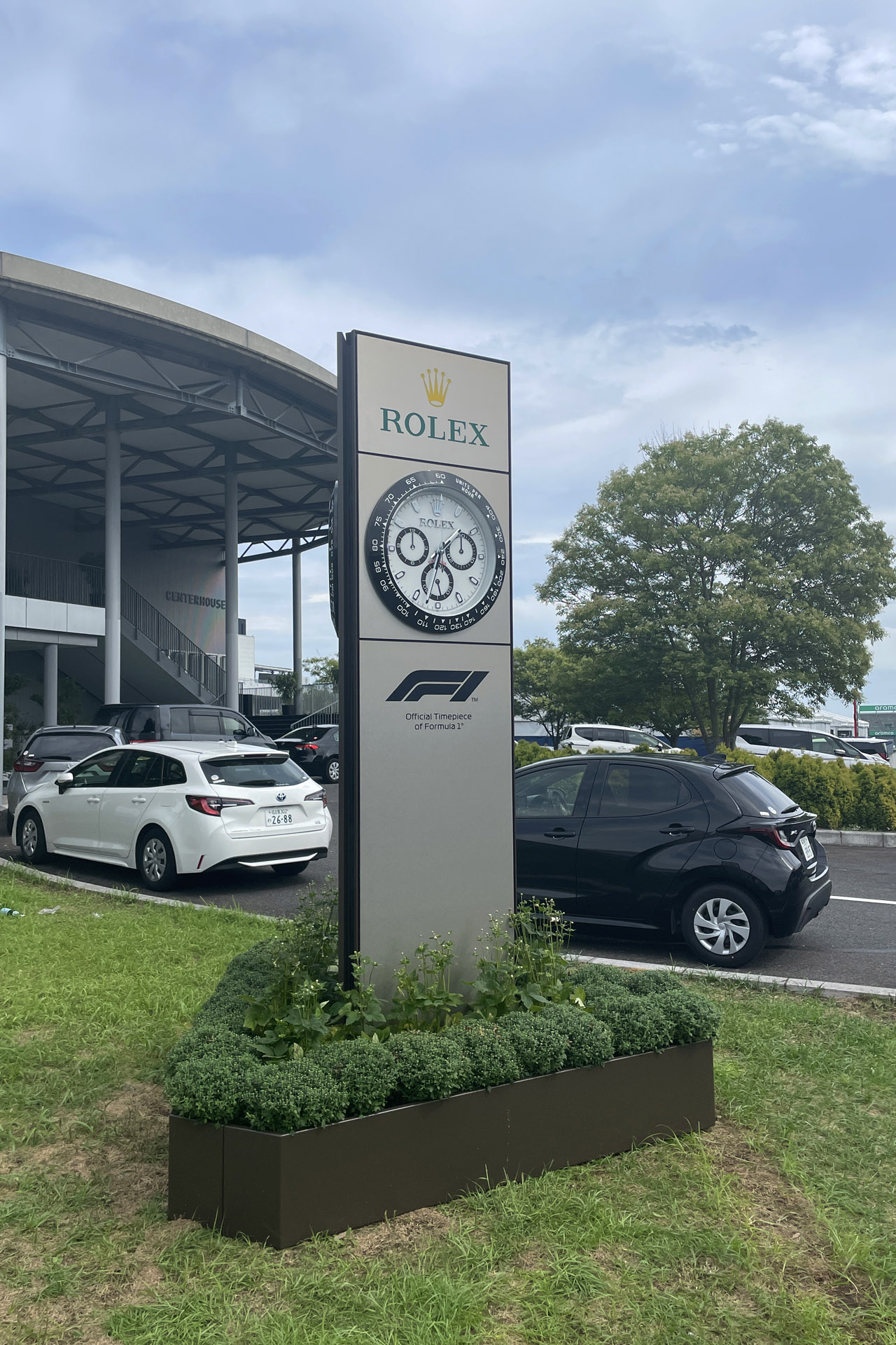 パドックのエントランス付近に置かれたロレックスの時計台