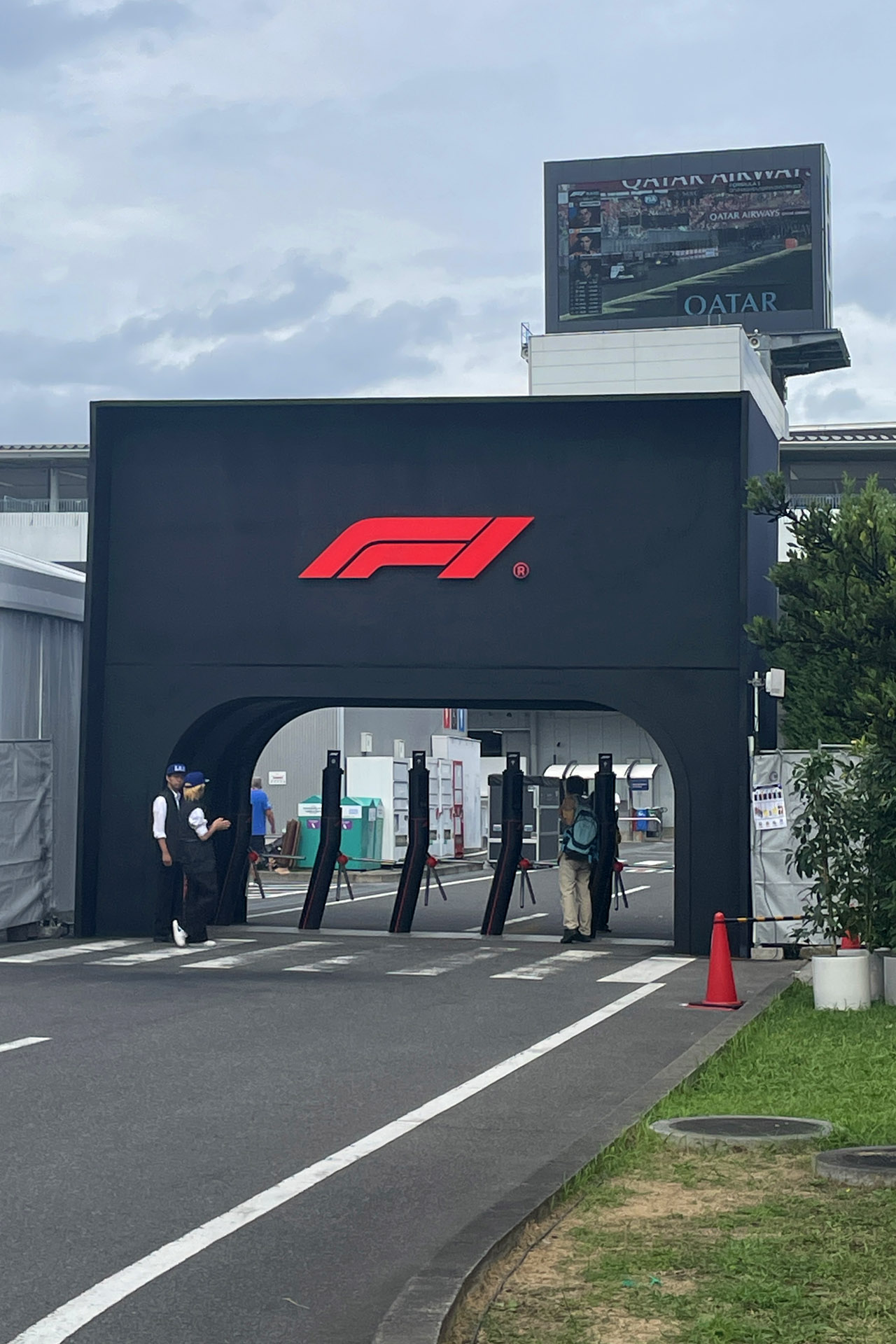 レース関係者の入口。セキュリティゲートにパスを接触させると本人の顔写真が表示される