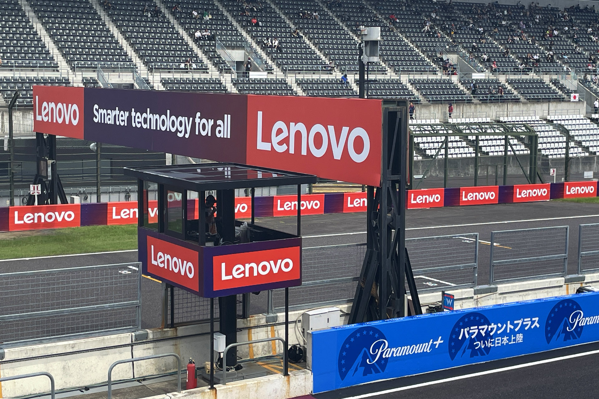 メディアセンターのコース側のテラスから撮影。メインストレートはLenovo