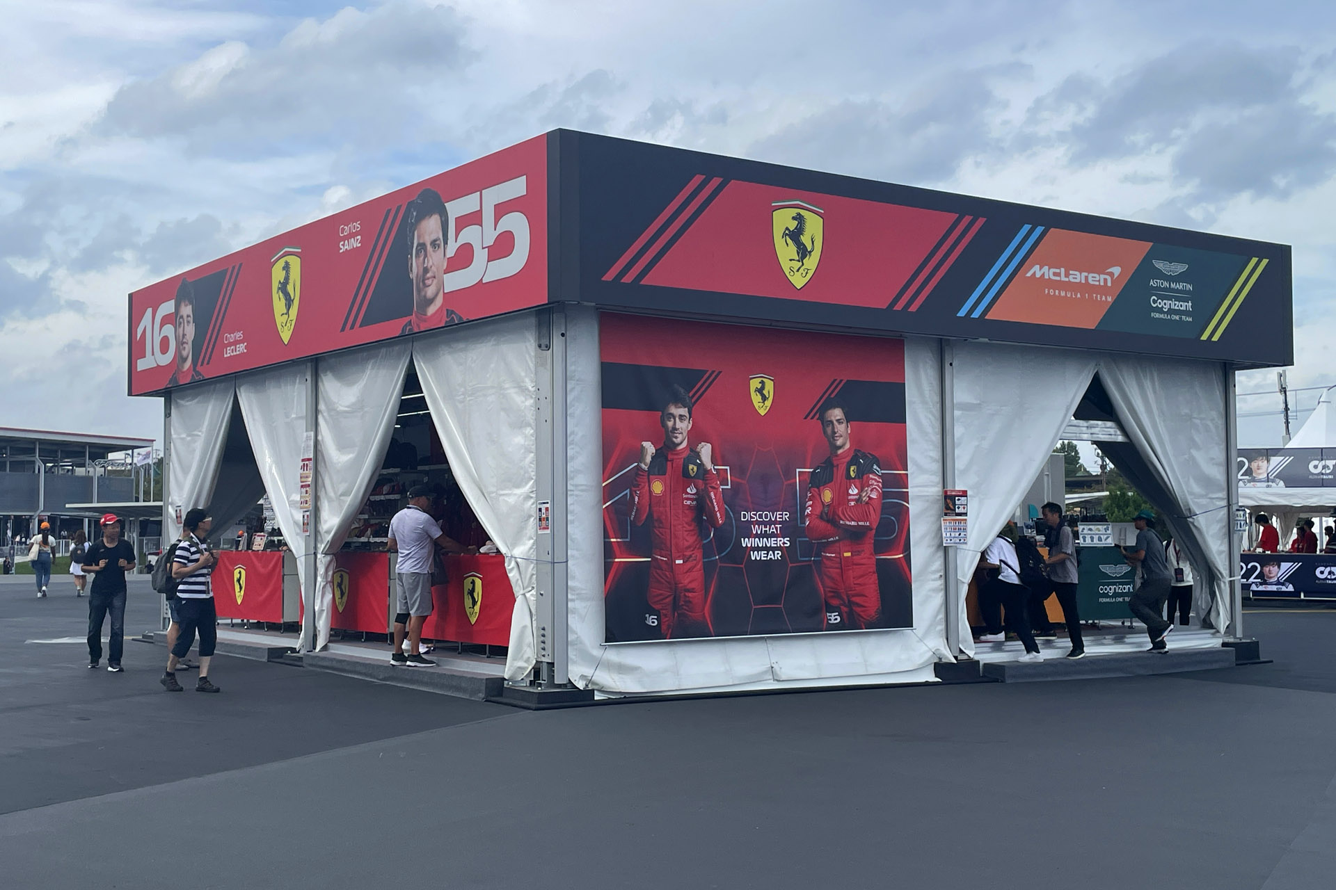 グランドスタンド裏、GPスクエア。木曜日の午後は空いているのでグッズ購入する人にはお勧め