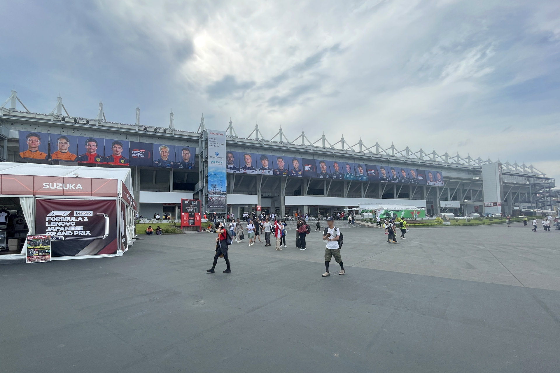 グランドスタンド裏、GPスクエア。木曜日の午後は空いているのでグッズ購入する人にはお勧め