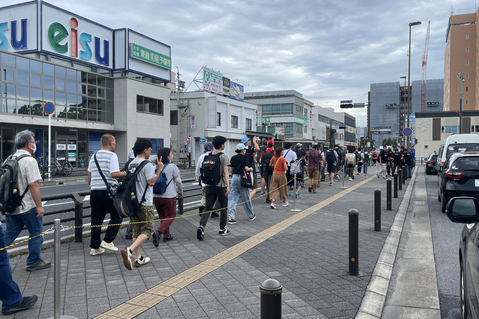 白子駅の歩道はシャトルバスに向かう人が列をなしていた