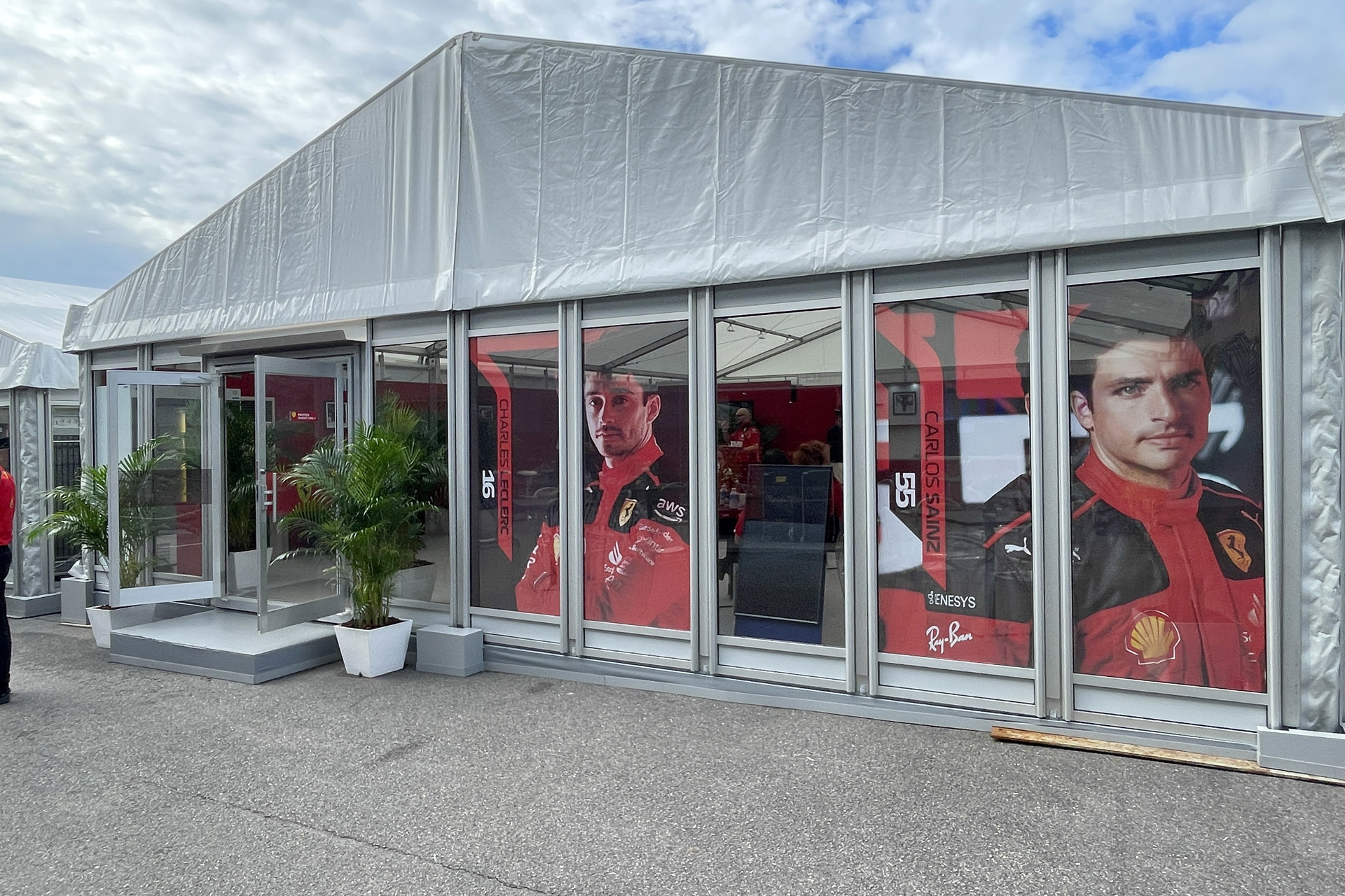 隣がフェラーリ