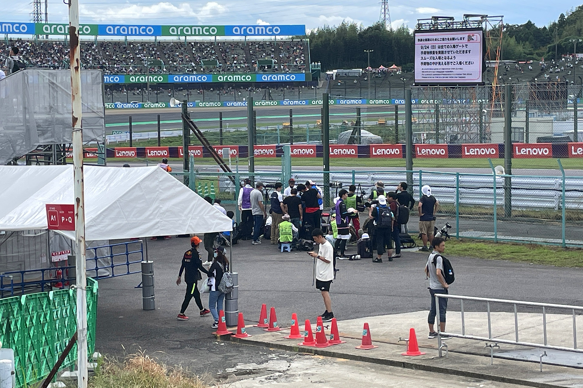 1コーナーの進入を背後から狙うカメラマンを横目に通過