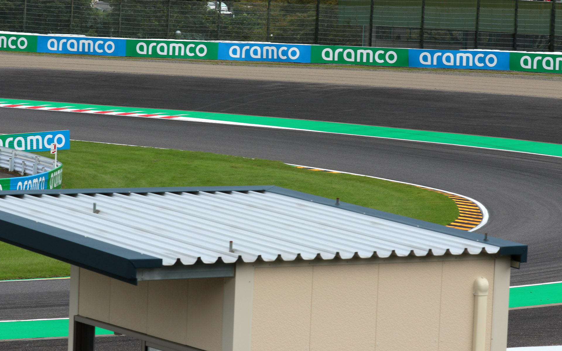 進入するマシンを流し撮りするため少し座席を移動