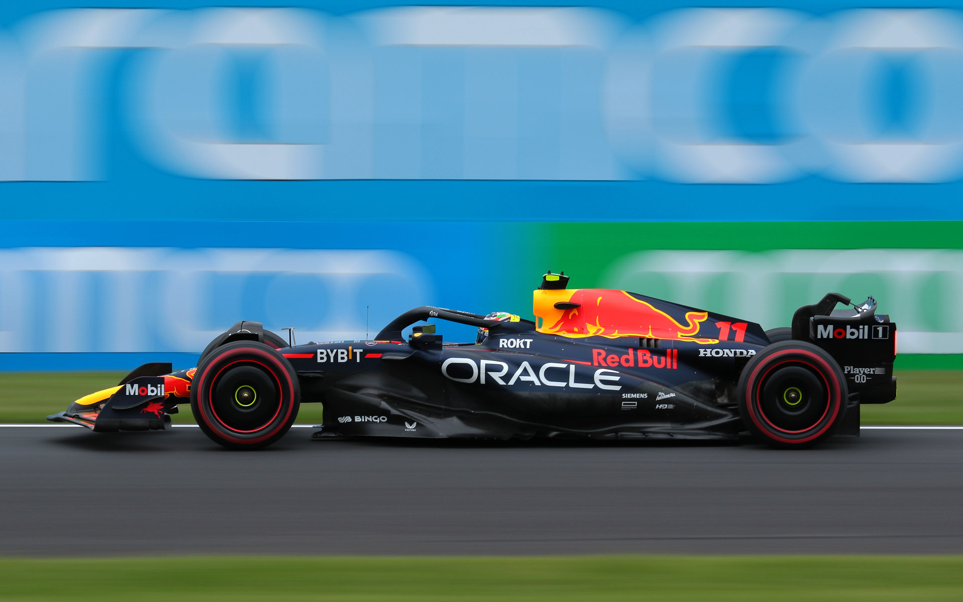 焦点距離248mmでマシン全体をフレームに入れシャッター速度1/100秒で撮影