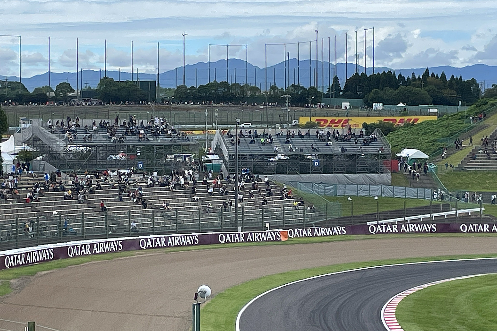 D席の後ろ、逆バンクオアシス内に仮設スタンドがあった