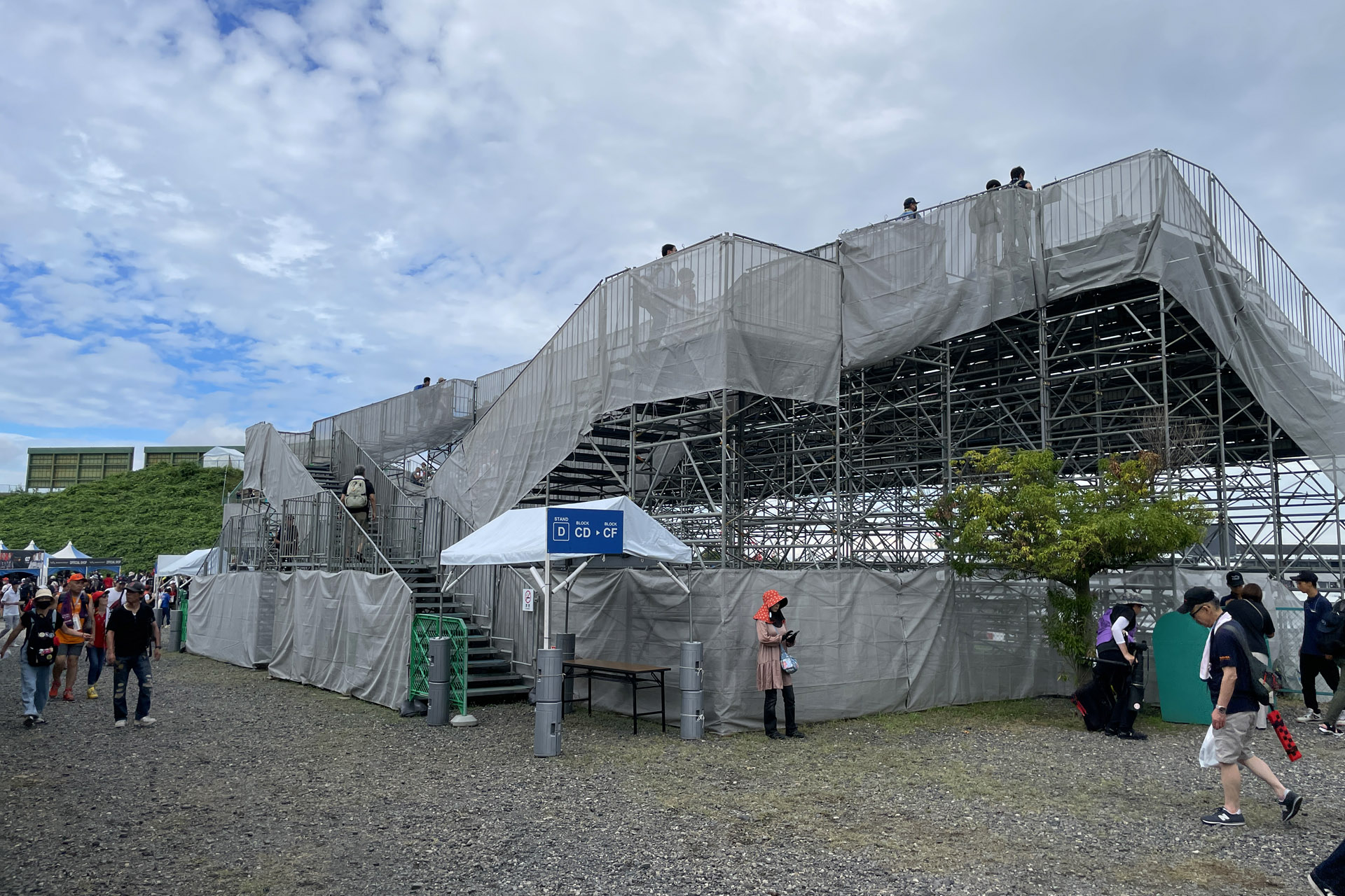 D席の後ろ、逆バンクオアシス内に仮設スタンドがあった