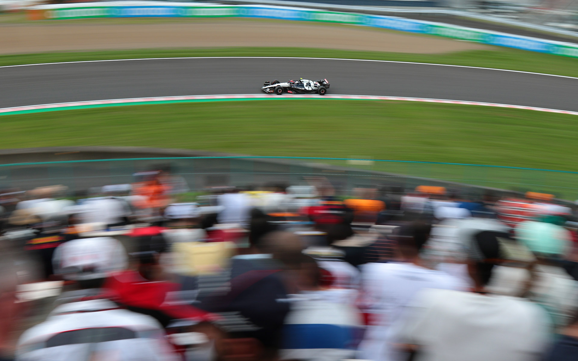 ND4フィルターを装着し焦点距離24mm、シャッター速度1/15秒で観客をフレームに入れて撮影