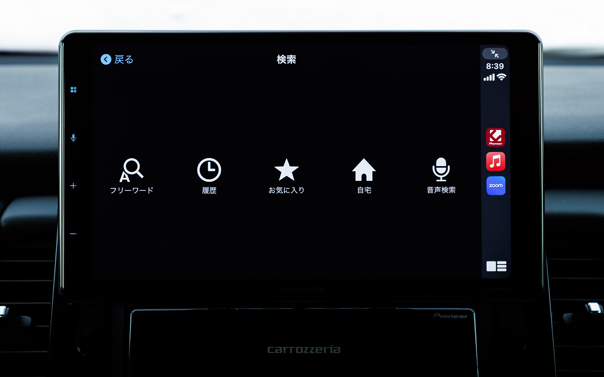 今回試したのは、フローティング構造によって1DINのスペースに高精細なHD画質の9インチ大画面を装着可能にしたディスプレイオーディオ「DMH-SF700」。ハードキーに静電容量方式を採用するなど洗練されたフルフラットデザインを実現し、iPhoneやスマホを接続することで音楽再生やナビ、ハンズフリー通話など、「Apple CarPlay」「Android Auto」の各サービスをタッチパネルや音声で操作できる。価格はオープンプライスだが、店頭での販売価格は10万円前後