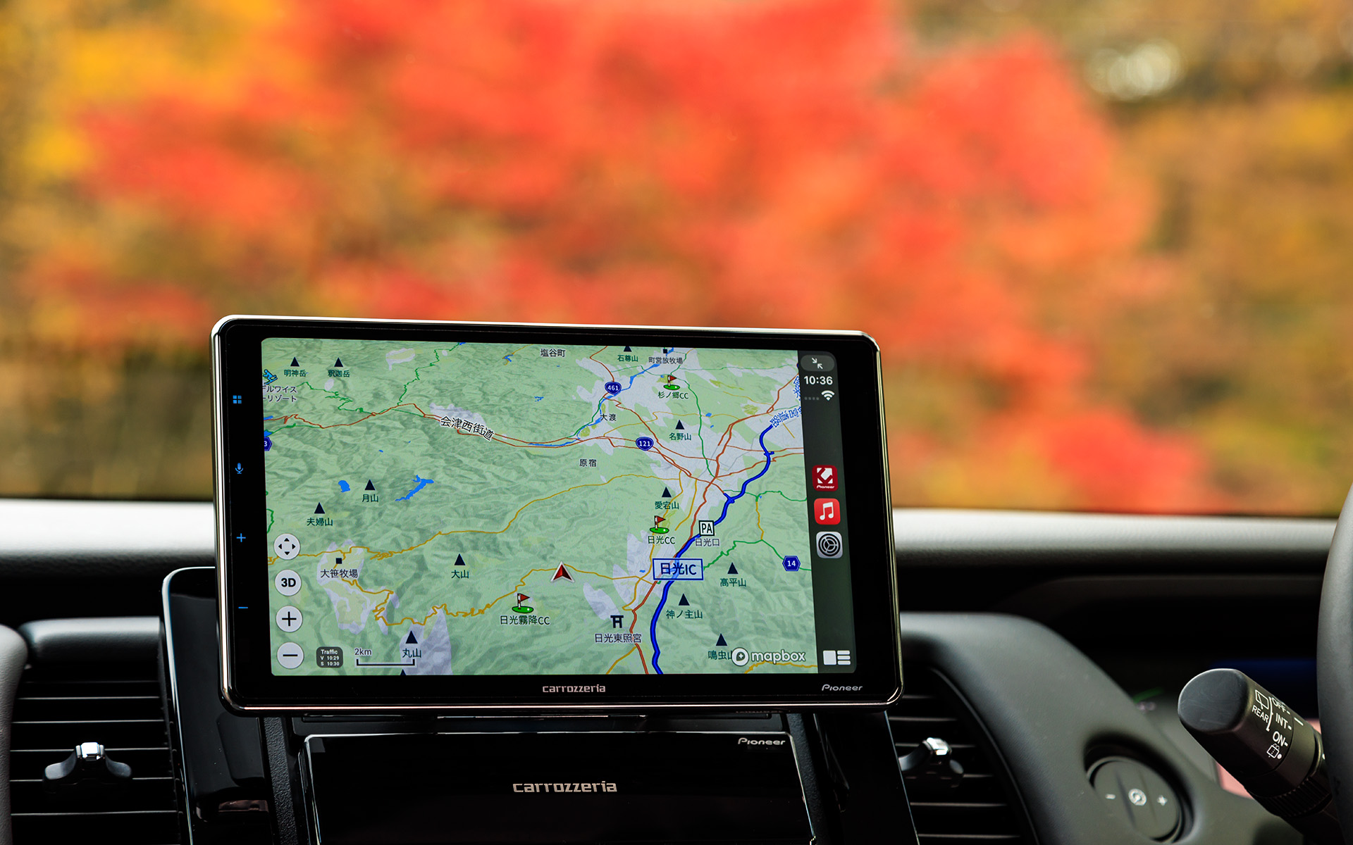 9インチの大画面を採用する<a href="https://jpn.pioneer/ja/carrozzeria/car_av/displayaudio/dmh-sf700/?utm_source=carwatch&utm_medium=content&utm_campaign=2311sf700&utm_term=a&utm_content=a" class="n" target="_blank">「DMH-SF700」</a>を使って紅葉で色づく日光へ