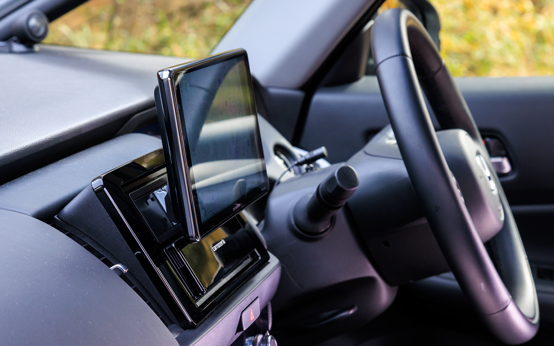 今回試したのは、フローティング構造によって1DINのスペースに高精細なHD画質の9インチ大画面を装着可能にしたディスプレイオーディオ「DMH-SF700」。ハードキーに静電容量方式を採用するなど洗練されたフルフラットデザインを実現し、iPhoneやスマホを接続することで音楽再生やナビ、ハンズフリー通話など、「Apple CarPlay」「Android Auto」の各サービスをタッチパネルや音声で操作できる。価格はオープンプライスだが、店頭での販売価格は10万円前後