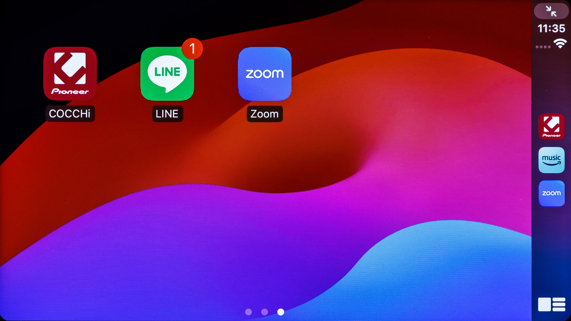 DMH-SF700では「Amazon Alexa」を搭載しており、「アレクサ」と話しかけることで天気やニュース、さまざまなメディアの音楽やラジオを聞ける。また、Alexaスキルを使用することで車内にいながらにして家のエアコンなどのスマート家電もコントロール可能。さらにDMH-SF700専用の「カロッツェリア スキル」も用意され、再生ソースの切り替えやイコライザー切替といったオーディオ操作も音声で行なうことができる。Zoomにも対応して車内で会議するといった用途にも使えるのがイマドキ