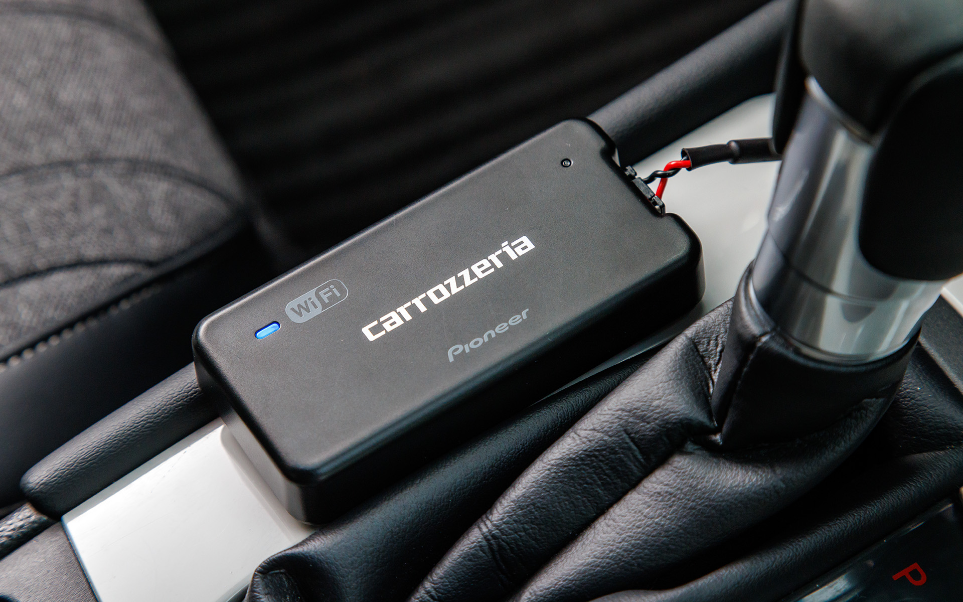 さらにカロッツェリアの車載用Wi-Fiルーター「DCT-WR100D」（写真上。2万7500円）やトゥイーター（写真下）を使えば、より快適な車内環境を作り出すことができる。なおDCT-WR100DはNTTドコモが車内向けに提供するインターネット接続サービス「docomo in Car Connect」を利用できる車載専用Wi-Fiルーター。docomo in Car Connectはドコモのdアカウントからの手続きで、LTEのデータ通信を定額（1日550円、30日1650円、365日1万3200円）で制限なく利用できるサービス