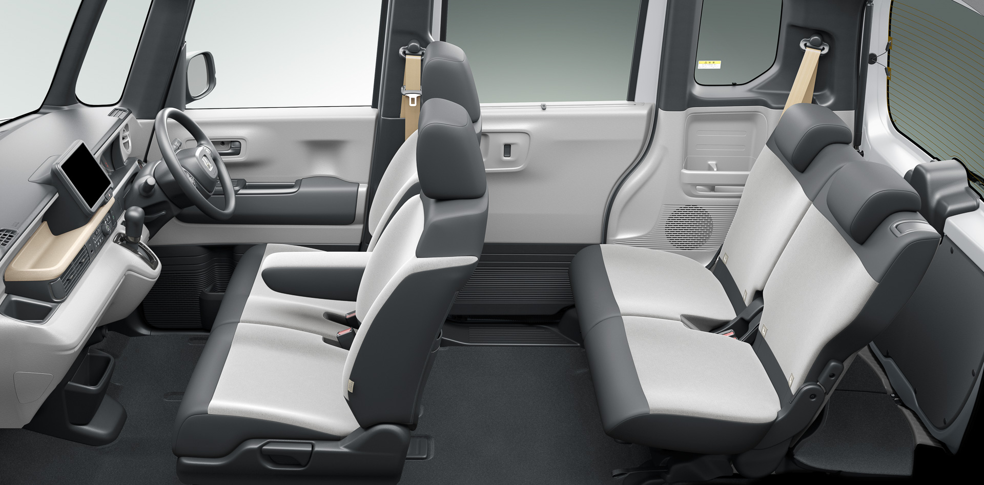 N-BOXの広い室内にご当地キャラがどのように乗り込むのか