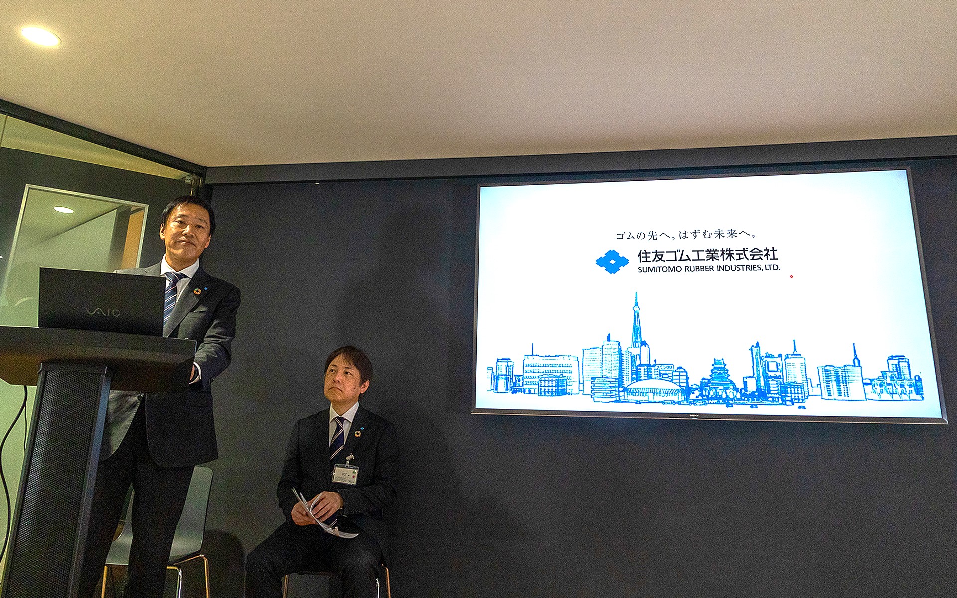 住友ゴム工業は2024年に稼働予定の次世代放射光施設「ナノテラス」を利用した研究開発を進めるため、仙台市内に研究拠点を設置。その説明会とナノテラスの見学会が仙台市内で行なわれた