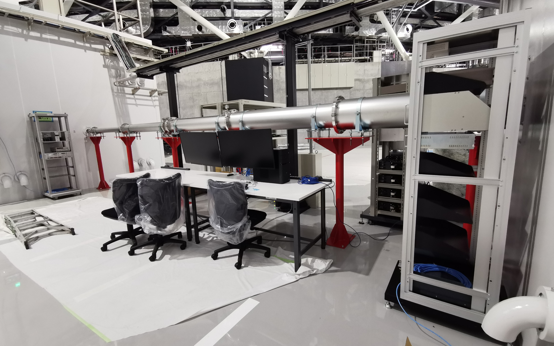 BL10Uの赤い支柱は、研究を実施する髙橋教授の好みで指定された