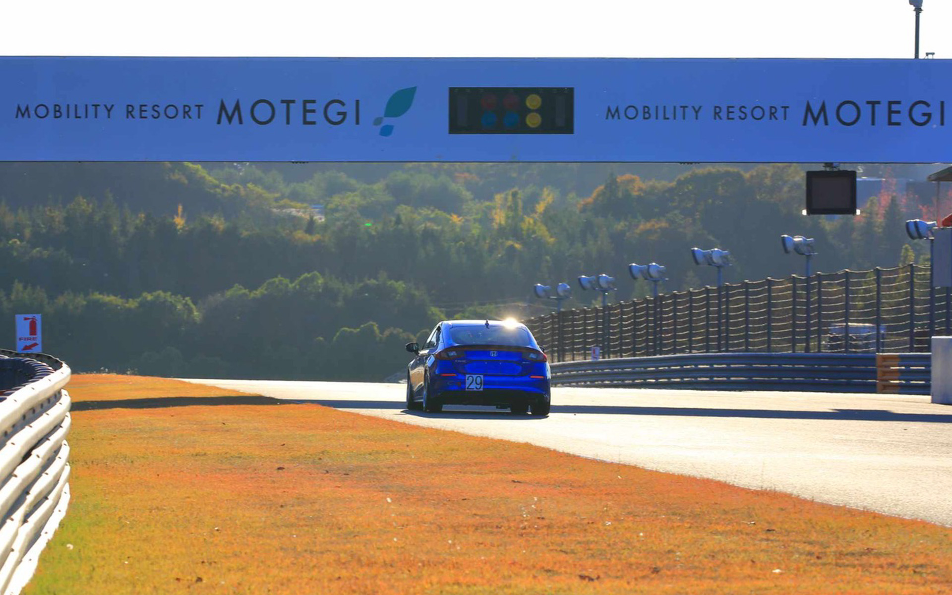 この後ろ姿、カッコいいんですよね〜。練習走行の時まではTYPE R用の立派なリアウイングがついていたんですが、決勝レース当日になって急遽、市販車と同じ姿に戻して走りました。最初はできる限り市販車に近い状態でやってみようという、このプロジェクトのコンセプトにも合っていたかなと思います