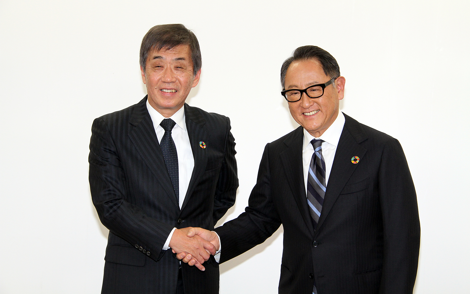 記者会見に出席した現自工会会長の豊田章男氏（右）と、2024年1月に新会長に就任する片山正則氏（いすゞ自動車会長）